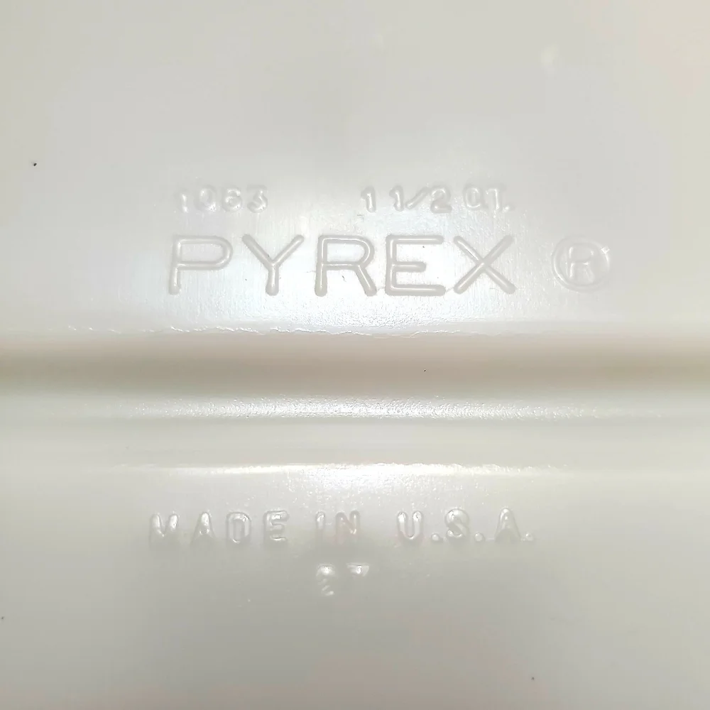 Pyrex Vintage 1063 1 1/2 QT White Milk Glass Oval Divided Baking Dish